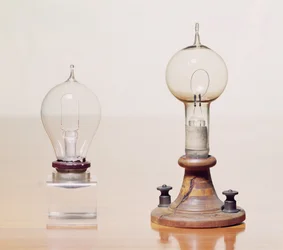 Korai izzók: bal: első kereskedelmi izzó, jobb: elektromos izzólámpa, Thomas Alva Edison